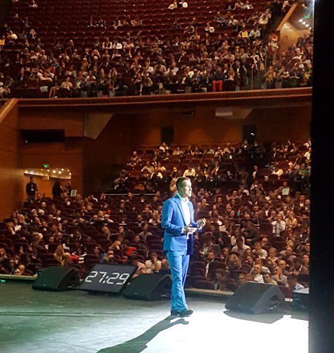 Тысячи зрителей